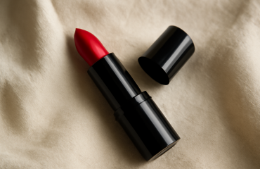 tube de rouge a levres ouvert sur tissu