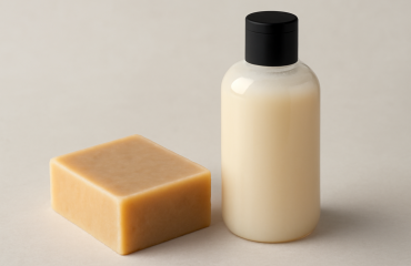 barre de shampooing et flacon cote a cote