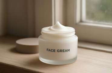 creme visage posée pres d'une fenetre
