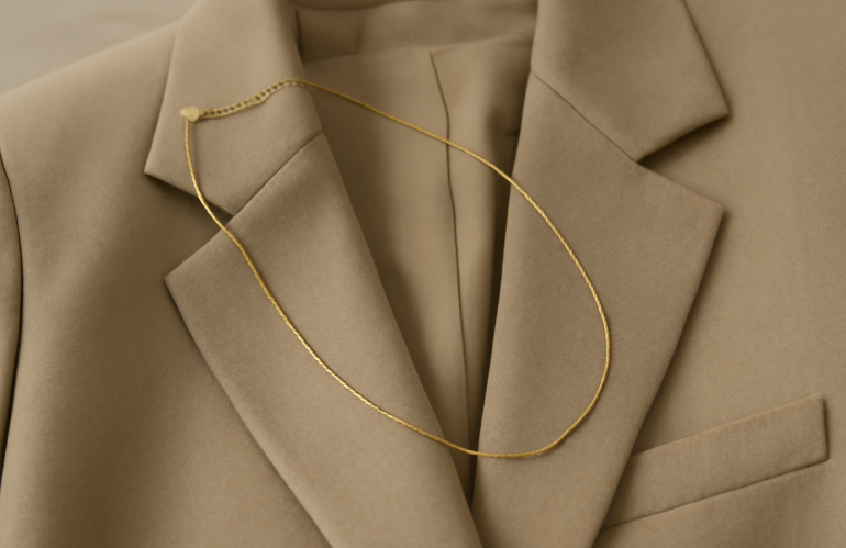 collier fin posé sur un tailleur plié