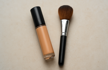 tube de correcteur et pinceau posés
