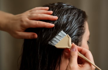 mains peignant doucement des cheveux mouillés