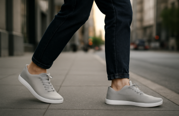 personne marchant en baskets minimalistes en ville