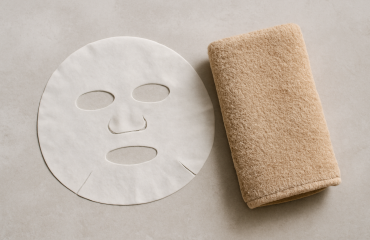 masque visage posé à côté d'une serviette