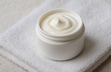 pot de crème posé sur serviette blanche