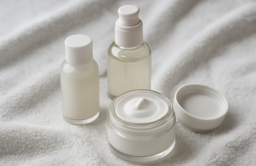 flacons et creme sur une serviette blanche