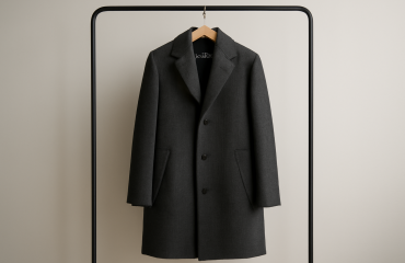 manteau structuré pendu sur un portant minimal