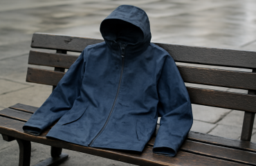 veste imperméable posée sur un banc urbain