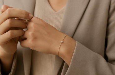 main ajoutant bijou discret à tenue neutre