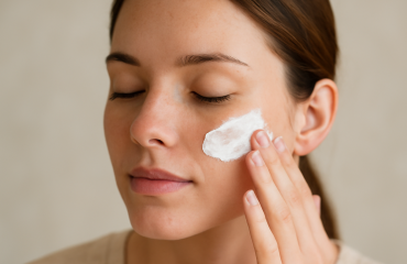 personne appliquant une crème sur le visage