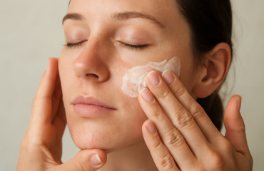 mains appliquant une crème apaisante sur visage