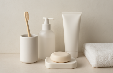 produits minimalistes disposés sur table salle de bain