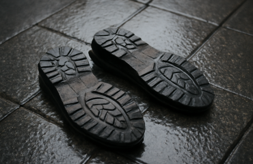 semelles posées sur carrelage humide urbain