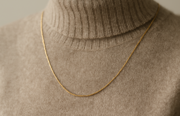 collier fin posé sur pull col montant