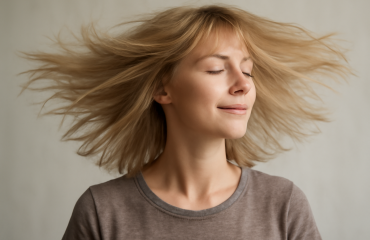 femme secouant cheveux fins pour volume