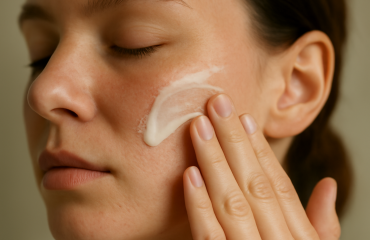 main appliquant creme sur visage post-gommage