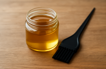 bol d'huile capillaire et pinceau applicateur