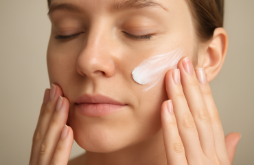 mains appliquant crème légère sur visage