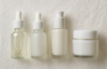 serums et cremes alignes sur une serviette