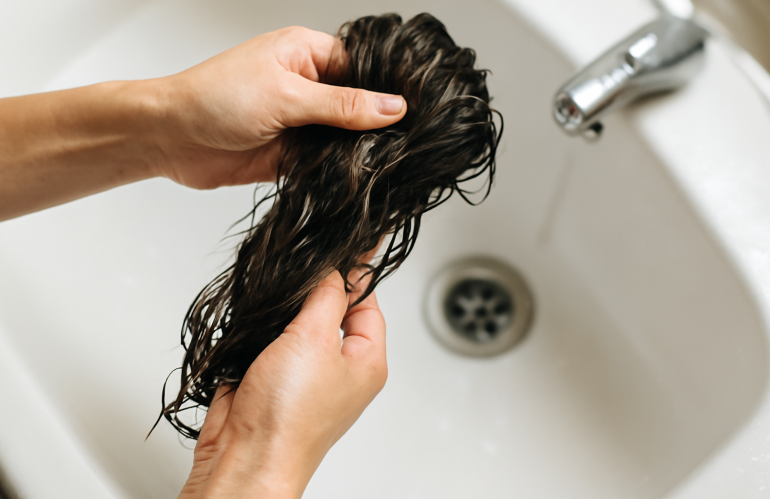 Quels gestes simples pour limiter la casse en coiffant les cheveux mouillés ?