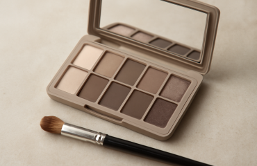 palette neutre ouverte et pinceau posé