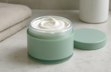 pot de masque posé sur table de salle de bain