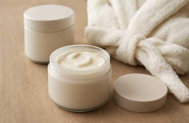 pots de masque cheveux près d'un peignoir