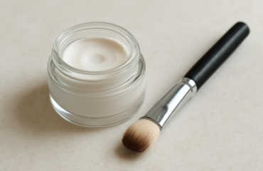 petit pot de primer et pinceau applicateur pose