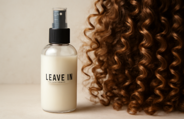 bouteille de leave-in posée près de mèches bouclées