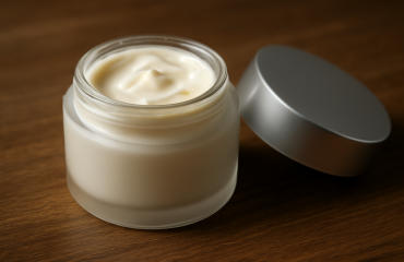 pot de creme de nuit ouvert sur table