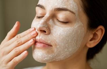main appliquant masque eclat sur visage