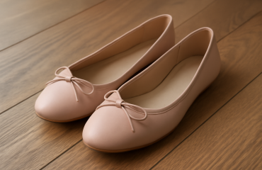 paire de ballerines posees sur plancher