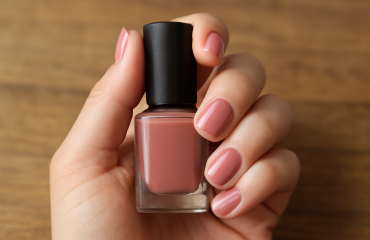 main tenant vernis sur table bois