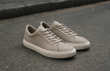 paire de sneakers neutres posees sur sol urbain
