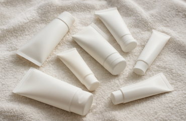 tubes de soins éparpillés sur serviette