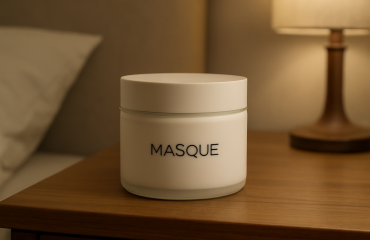 pot de masque posé sur une table de nuit
