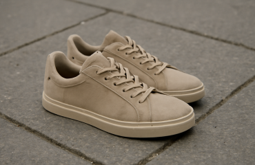 baskets posees cote a cote sur trottoir