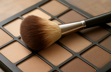 pinceau maquillage posé sur palette neutre