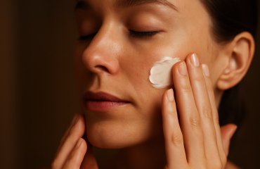 mains appliquant creme sur joue le soir