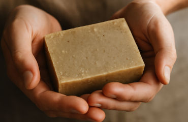 mains tenant pain de savon artisanal