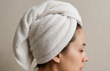 serviette éponge enroulée autour des cheveux